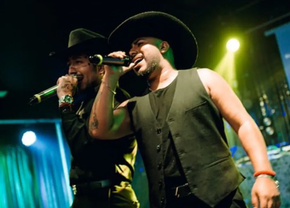 FOTO TRIBUTO CARIN Y NODAL