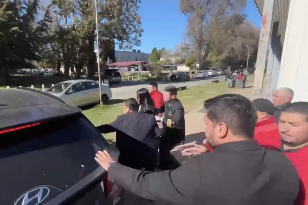 Agresion y huida ministra de Ciencias Ximena Lincolao