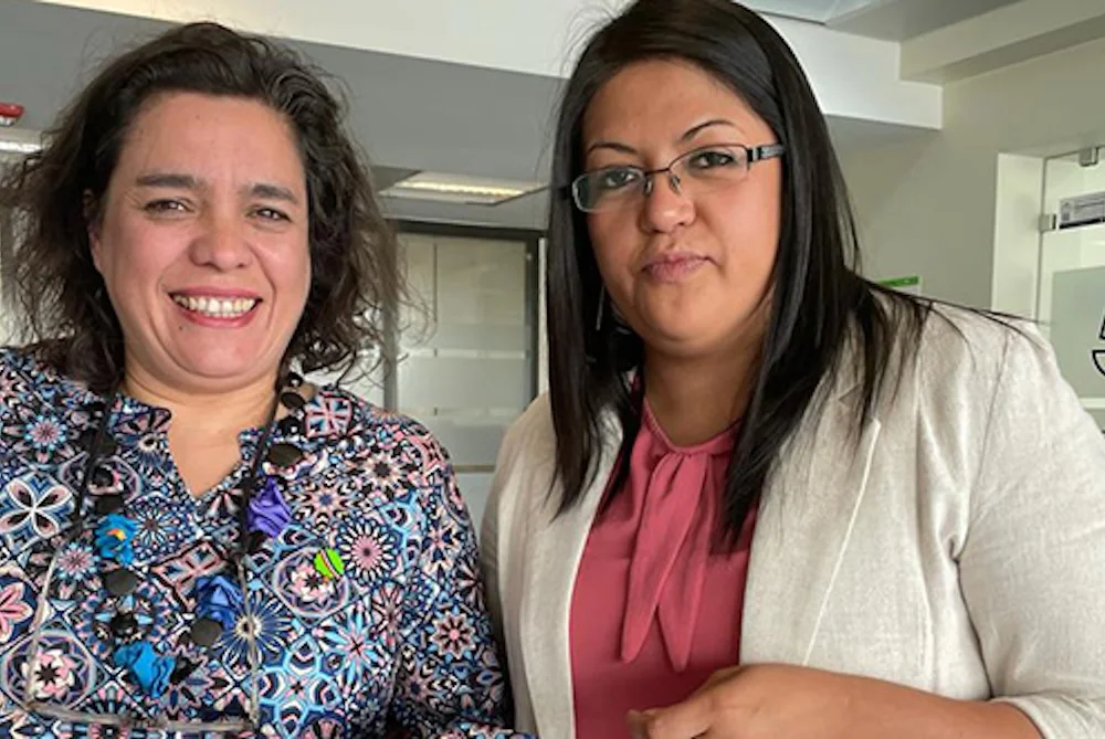 Seremi de Desarrollo Social Mariela Huillipan -derecha- con seremi de Gobierno