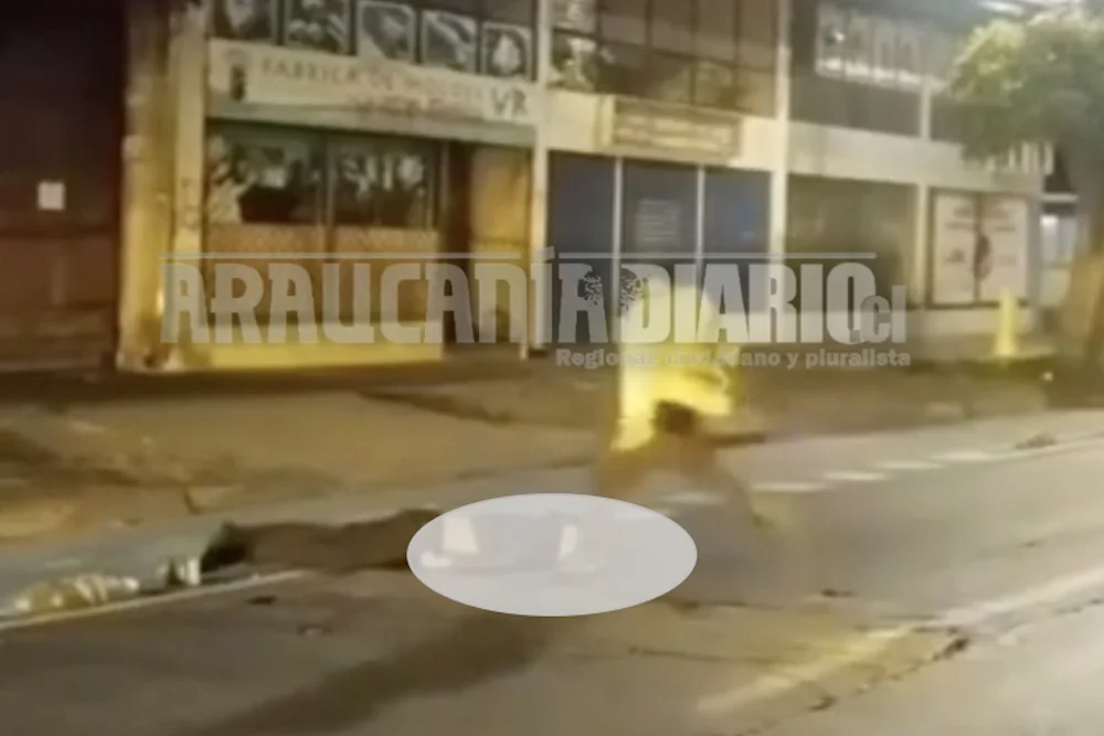 Joaquin Garrido recibe un golpe de pie en el hombro derecho tras ser atropellado intencionalmente